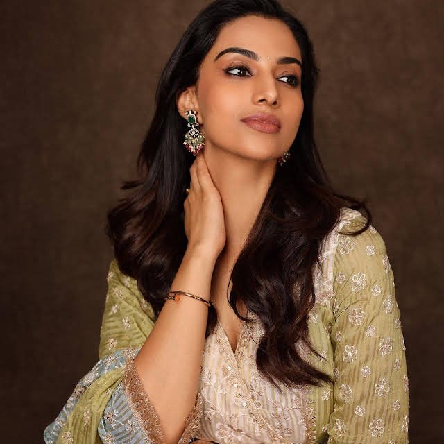 hello telugu heroine gallery meenakshi chaudhary 20230920 1