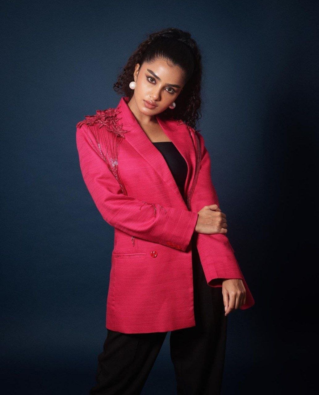 Anupama Parameswaran Vs Sreemukhi 1 hello telugu heroine gallery anupama parameswaran 20231107 1