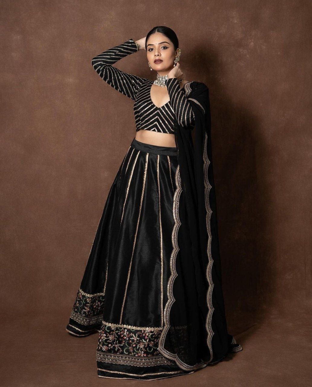 Anupama Parameswaran Vs Sreemukhi 3 hello telugu heroine gallery sreemukhi 20231107 1