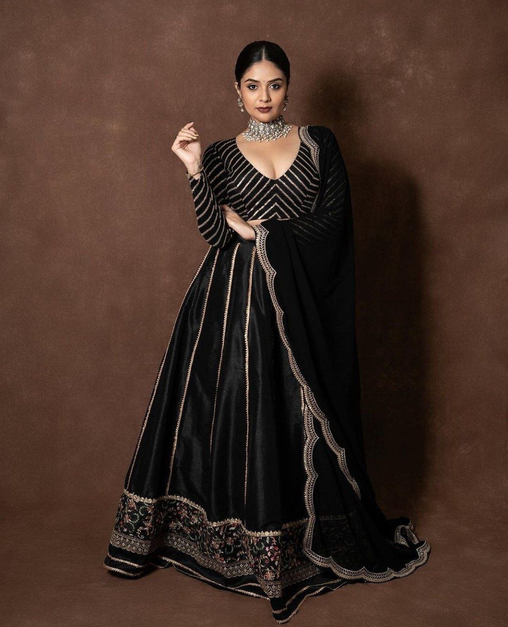 Anupama Parameswaran Vs Sreemukhi 4 hello telugu heroine gallery sreemukhi 20231107 3