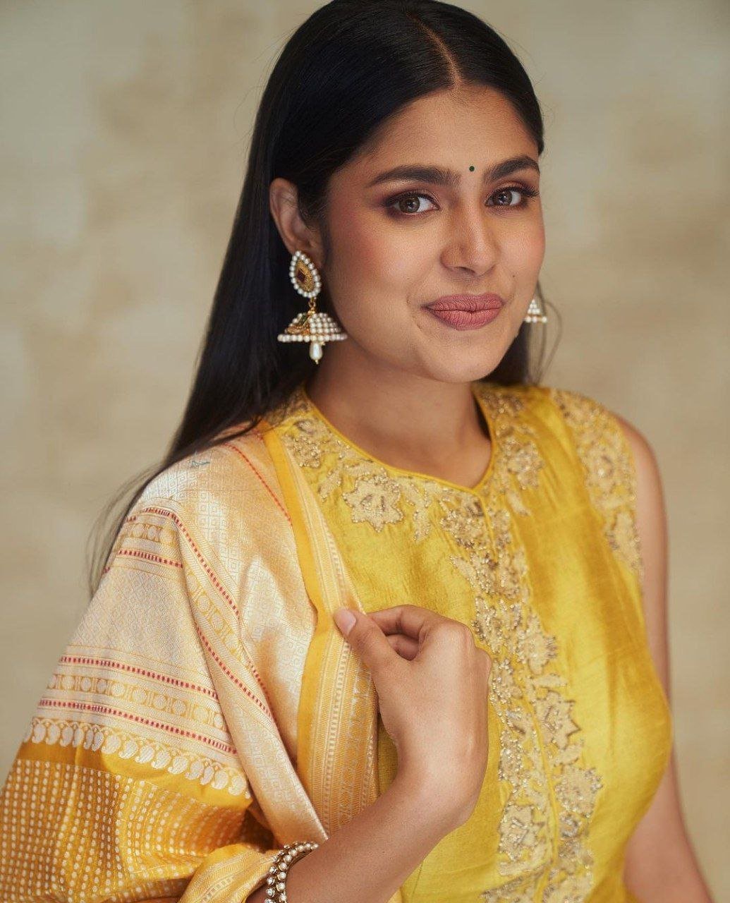 Meenakshi Chaudhary Vs Faria Abdullah 3 hello telugu heroine gallery faria abdullaah 20231110 1