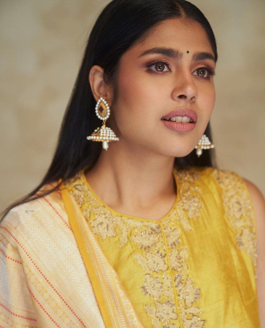 Meenakshi Chaudhary Vs Faria Abdullah 4 hello telugu heroine gallery faria abdullaah 20231110 3