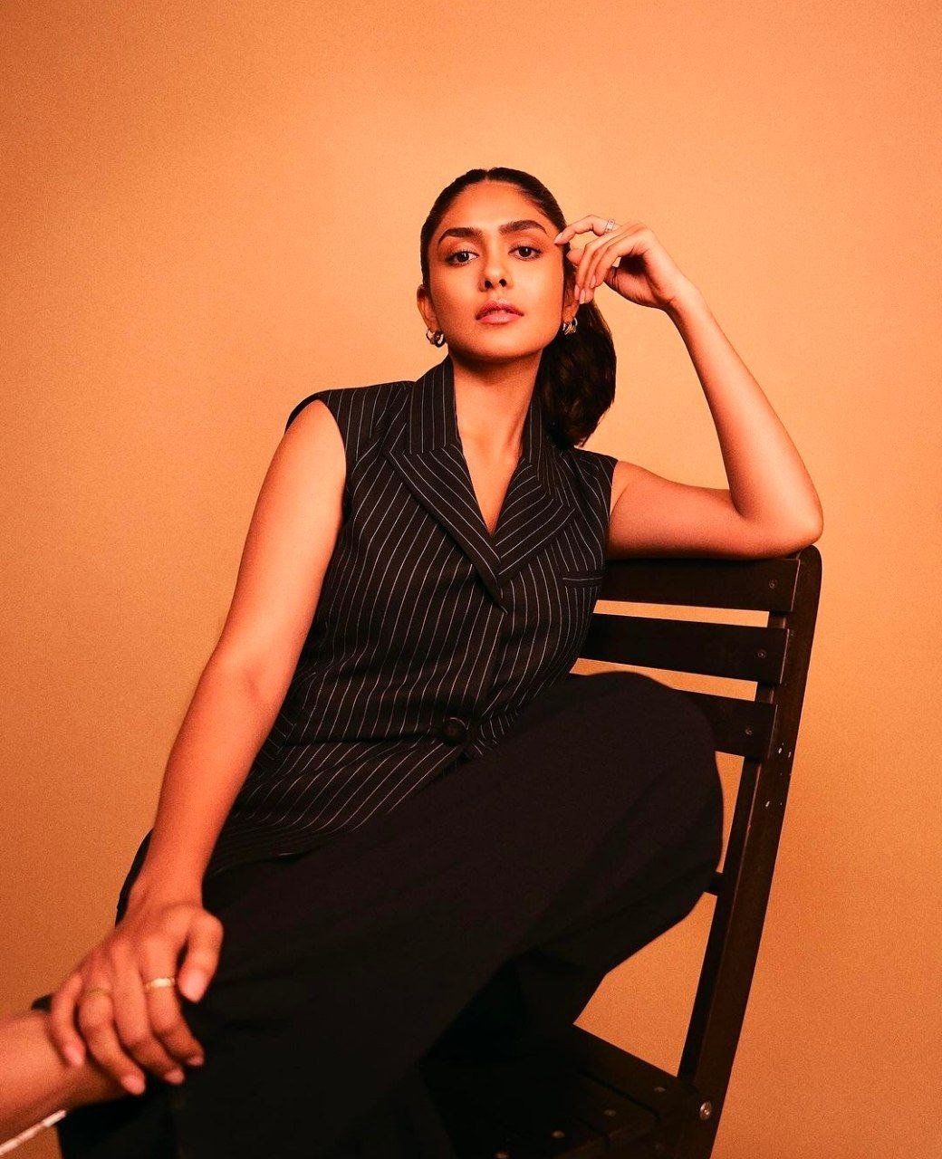 Janhvi Kapoor Vs Mrunal Thakur 3 hello telugu heroine gallery mrunal thakur 20231215 1