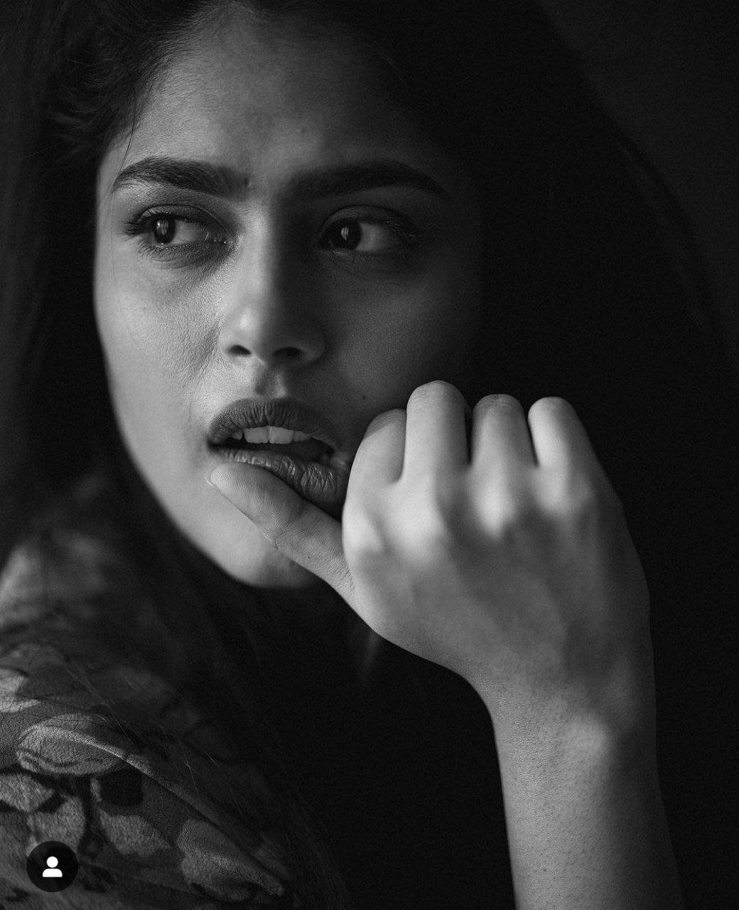 Faria Abdullah Vs Meenakshi Chaudhary 1 hello telugu heroine gallery faira abdullah 20231220 1