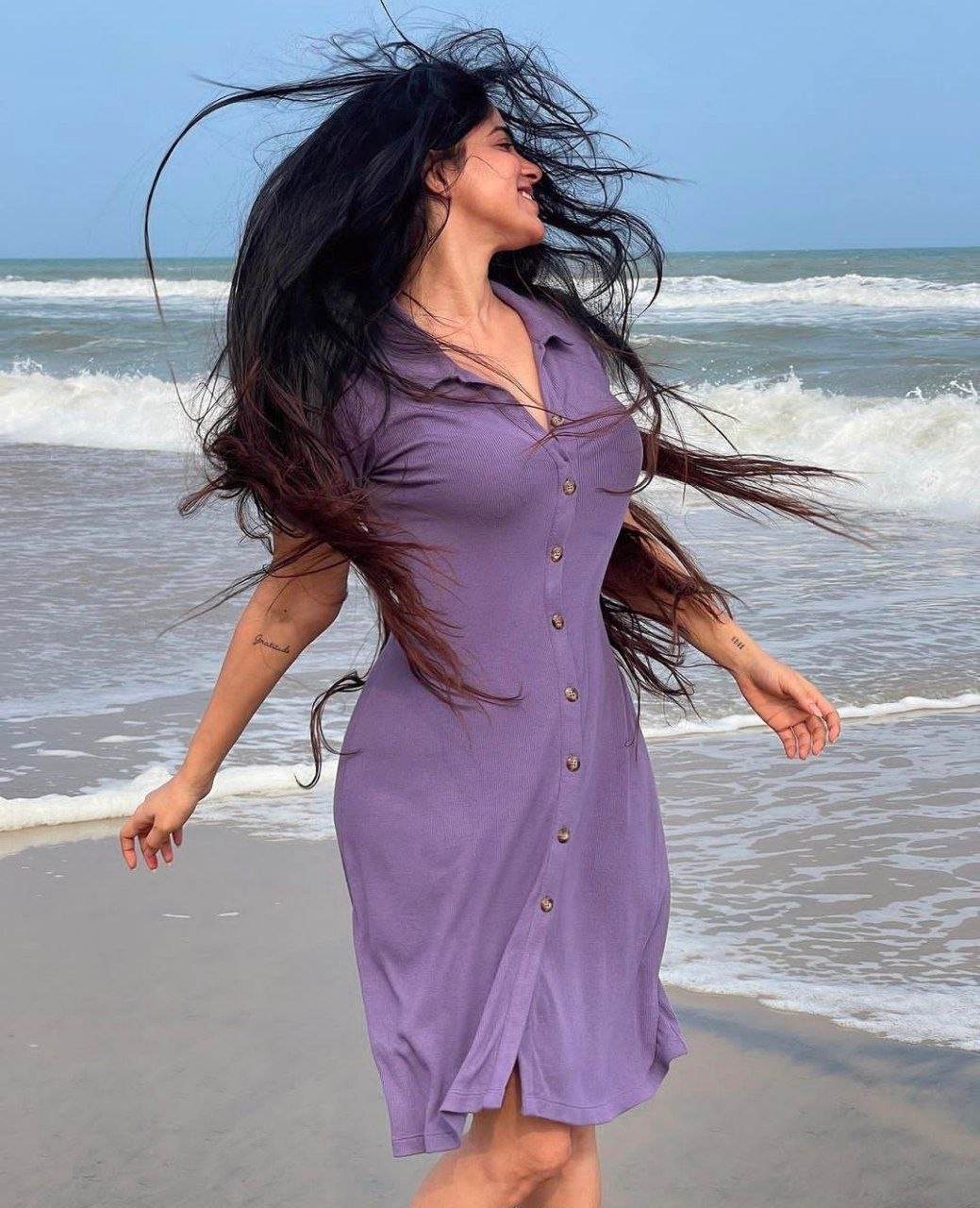 Divya Bharathi Vs Sandeepa Dhar 1 hello telugu heroine gallery divya bharathi 20231222 1