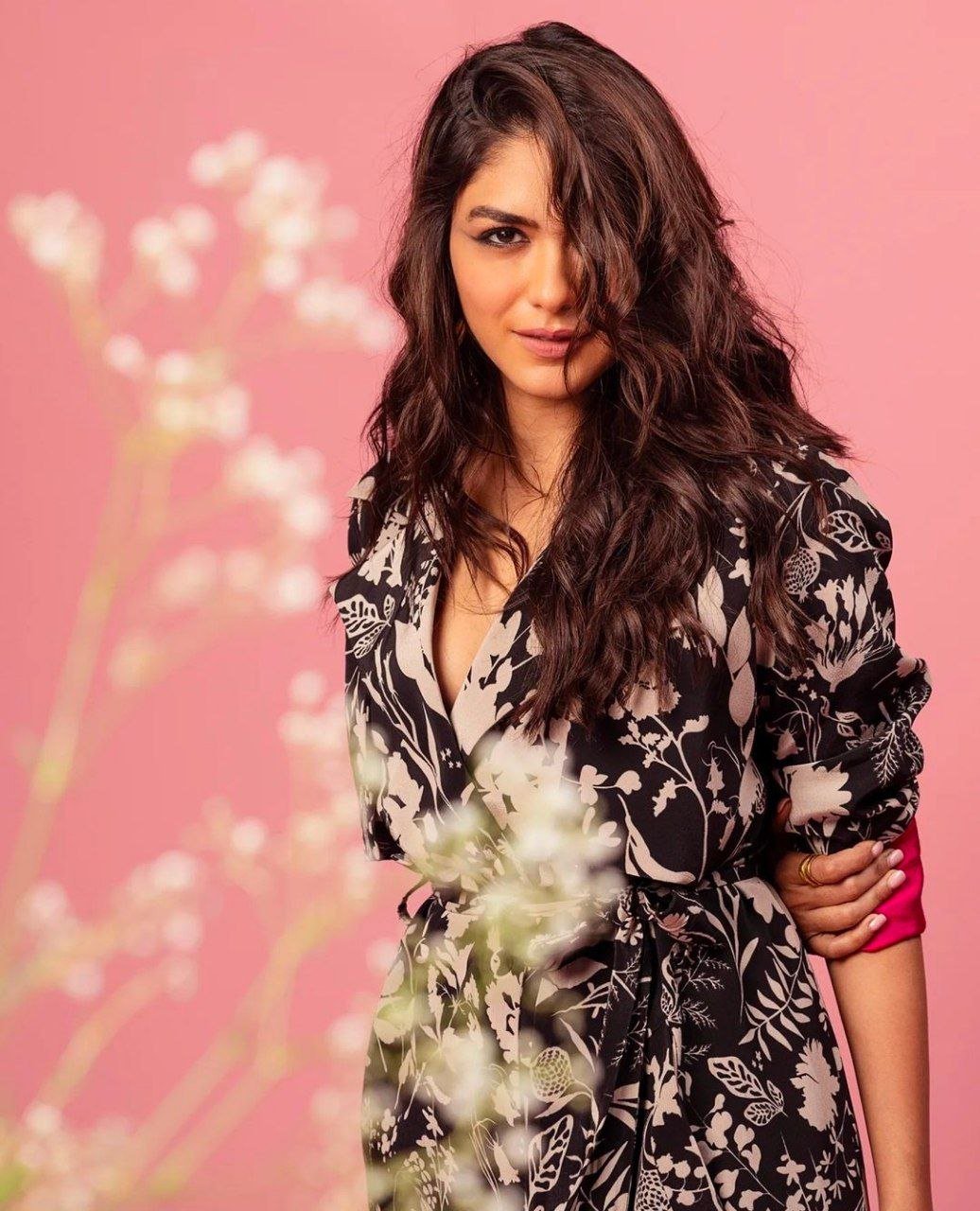 Mrunal Thakur Vs Sharvari Wagh 2 hello telugu heroine gallery mrunal thakur 20240115 3