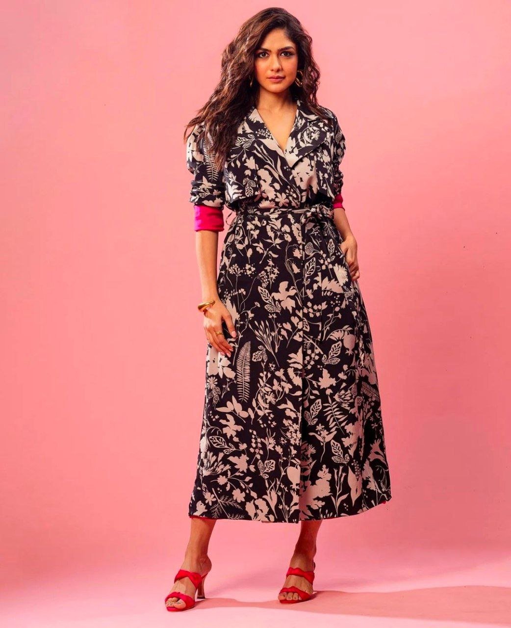 Mrunal Thakur Vs Sharvari Wagh 3 hello telugu heroine gallery mrunal thakur 20240115 5