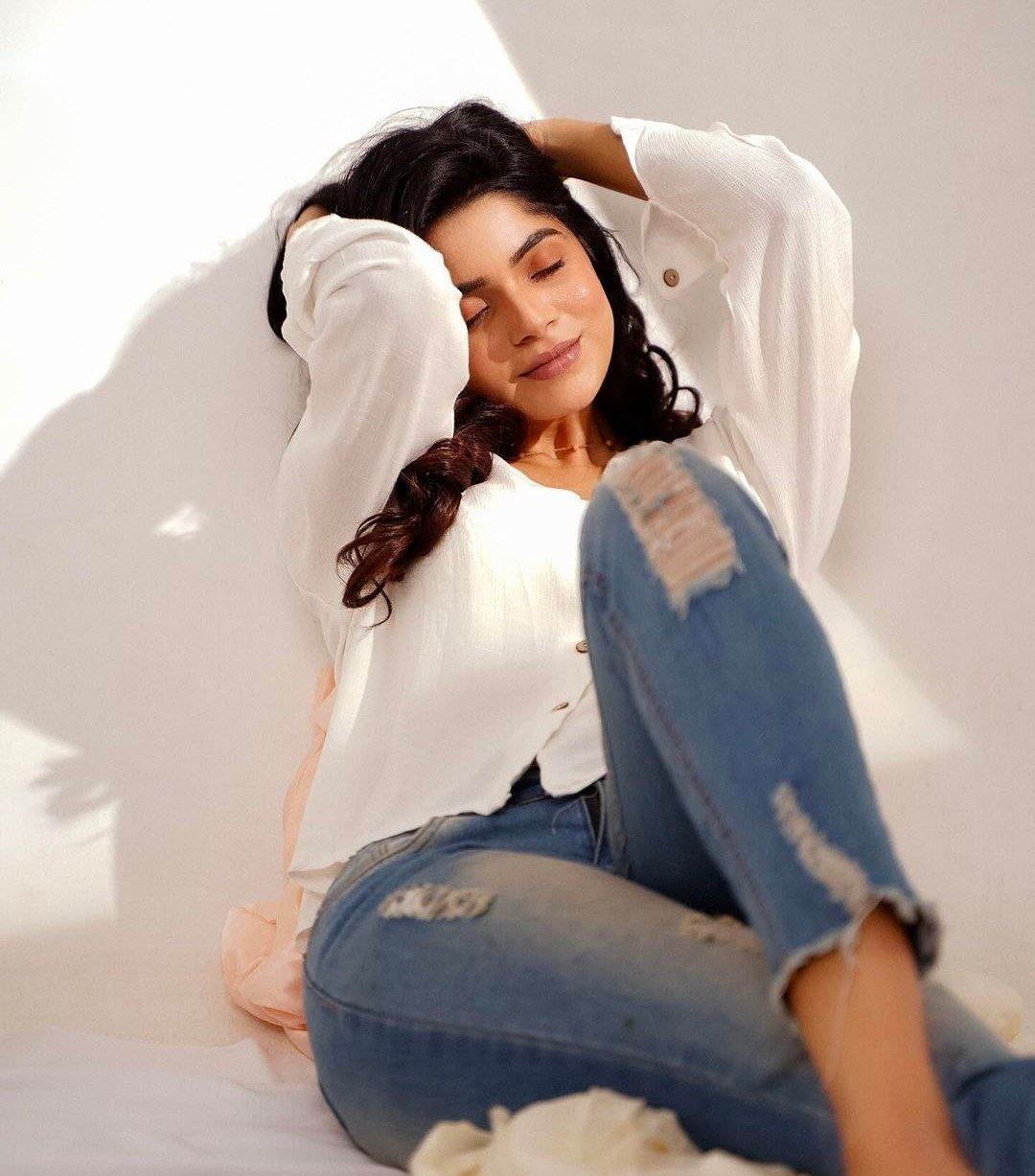 hello telugu heroine gallery divya bharathi 20240218 3