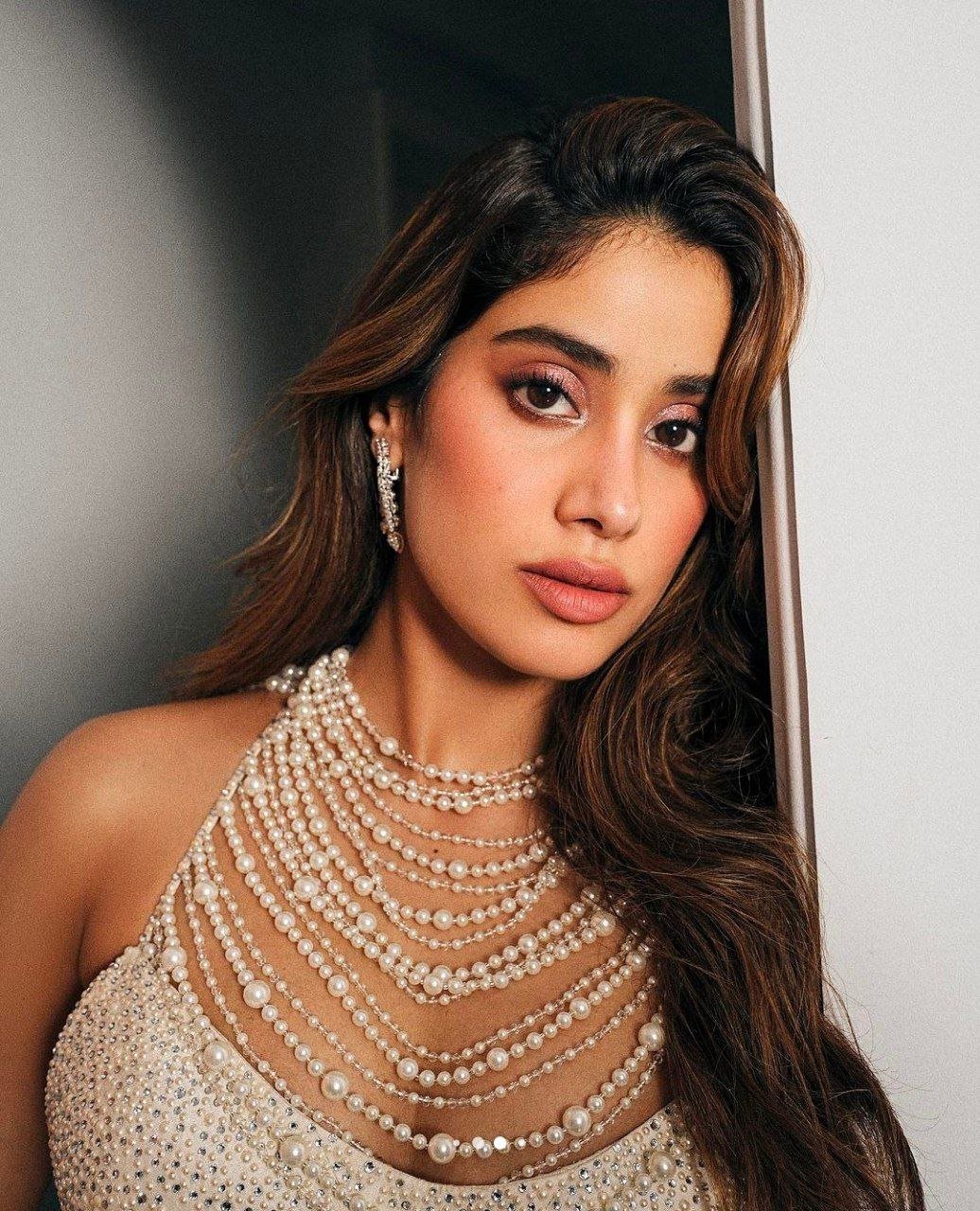 Janhvi Kapoor Vs Meenakshi Chaudhary 1 hello telugu heroine gallery janhvi kapoor 20240219 1