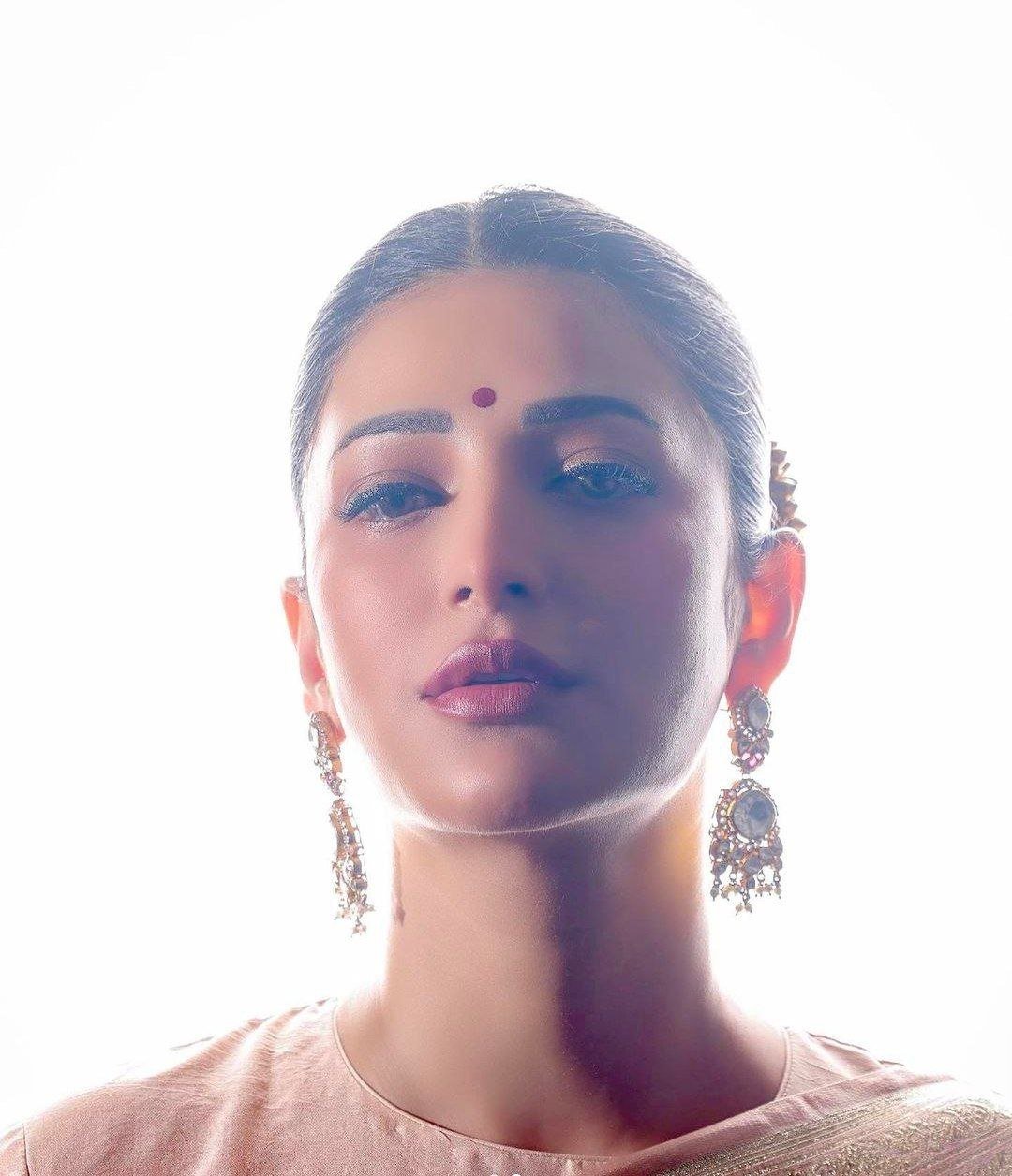 Shruti Haasan Vs Saiee Manjrekar 1 hello telugu heroine gallery shruti haasan 20240226 1