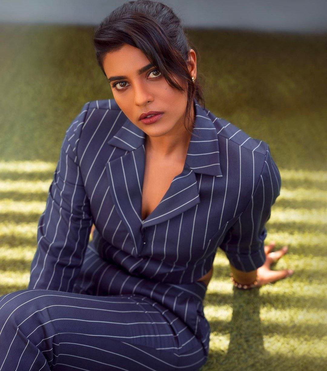 Aishwarya Rajesh Vs Meenakshi Chaudhary 1 hello telugu heroine gallery aishwarya rajesh 20240407 1