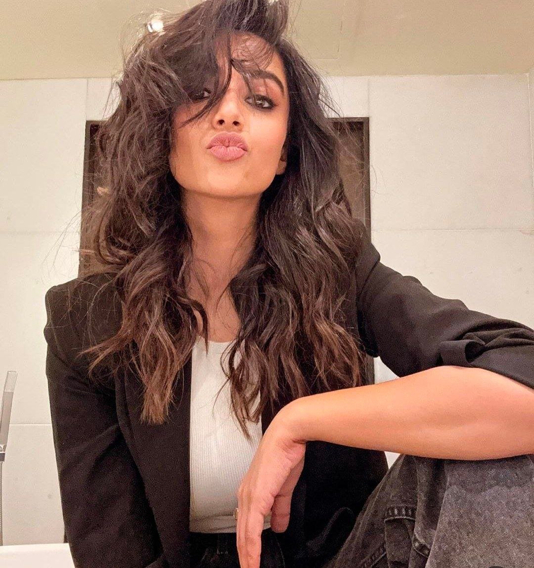 Aishwarya Rajesh Vs Meenakshi Chaudhary 3 hello telugu heroine gallery meenakshi chaudhary 20240407 2