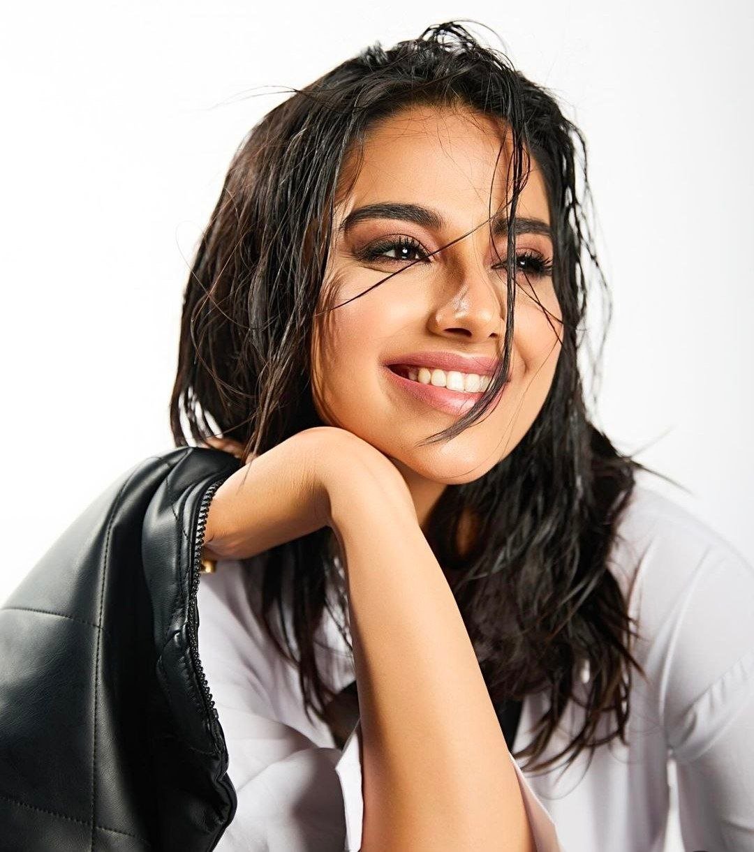 Meenakshi Chaudhary Vs Mamitha Baiju 1 hello telugu heroine gallery meenakshi chaudhary 20240613 1