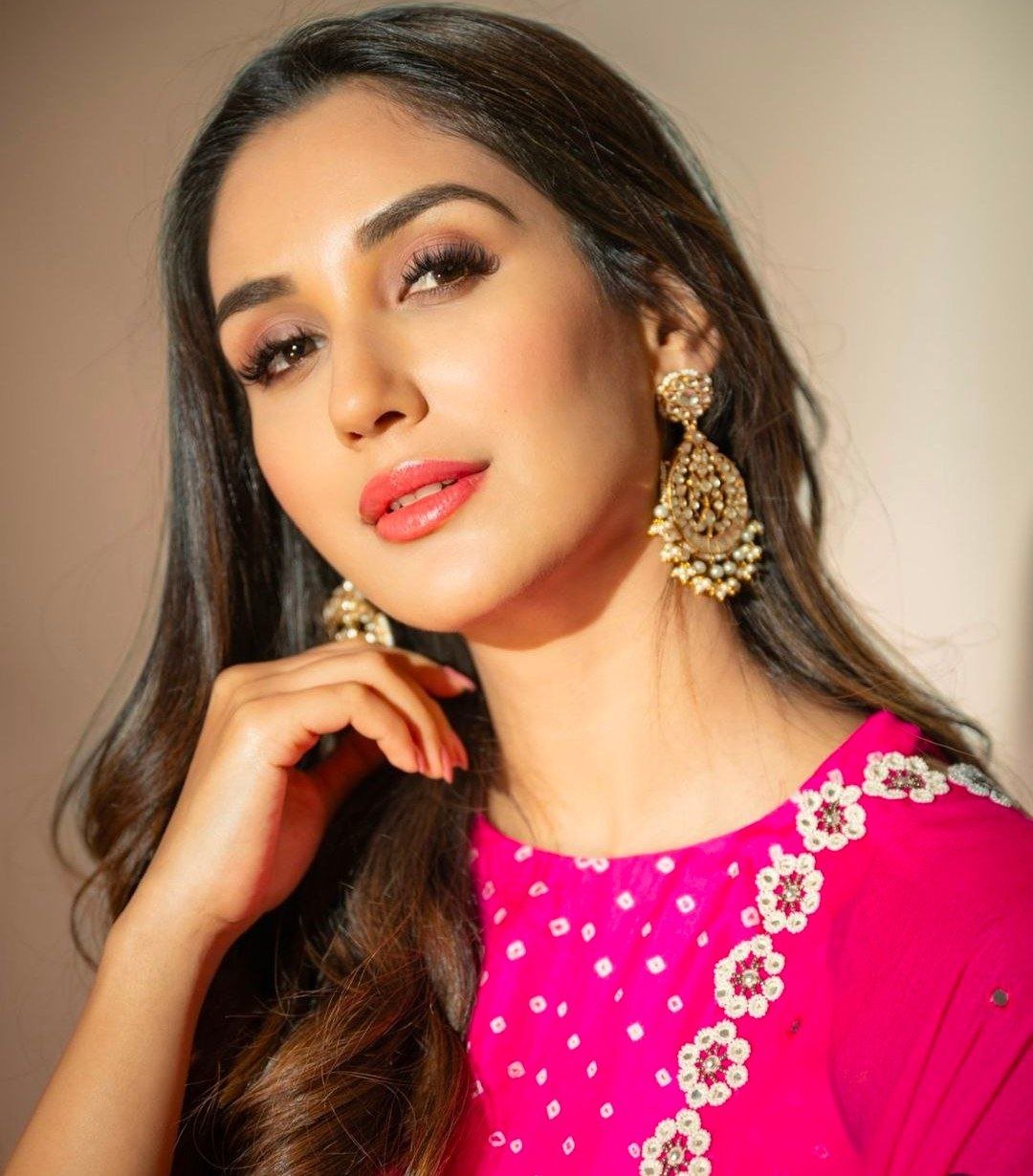 Janhvi Kapoor Vs Nikita Dutta 4 hello telugu heroine gallery nikita dutta 20240625 3