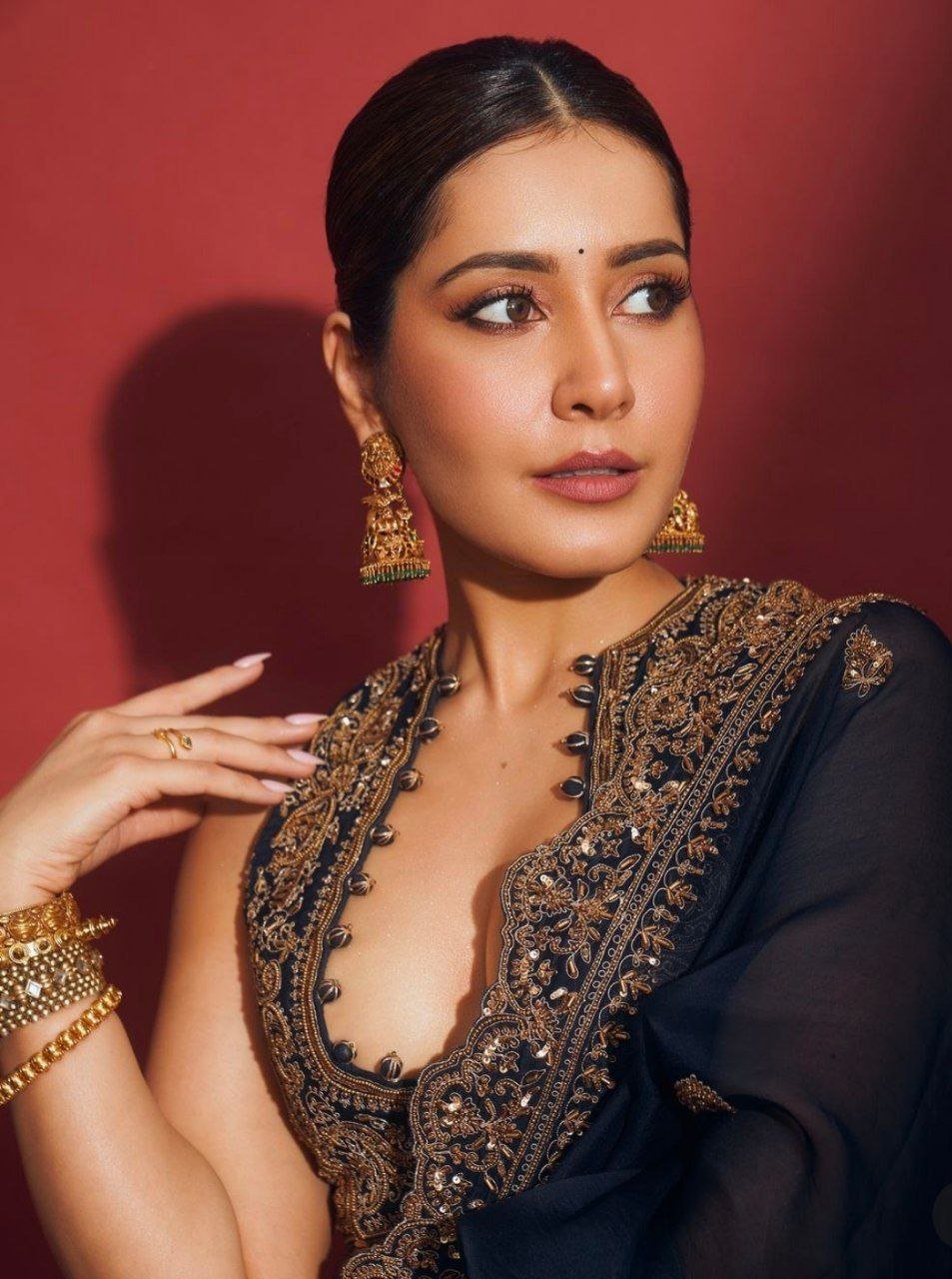 Meenakshi Chaudhary Vs Raashii Khanna 3 hello telugu heroine gallery raashii khanna 20240805 2
