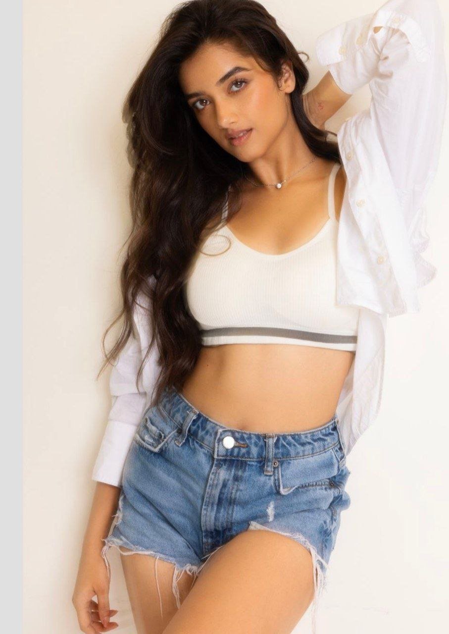 Krithi Shetty Vs Bhagyashri Borse 4 hello telugu heroine gallery bhagyashri borse 20240905 3