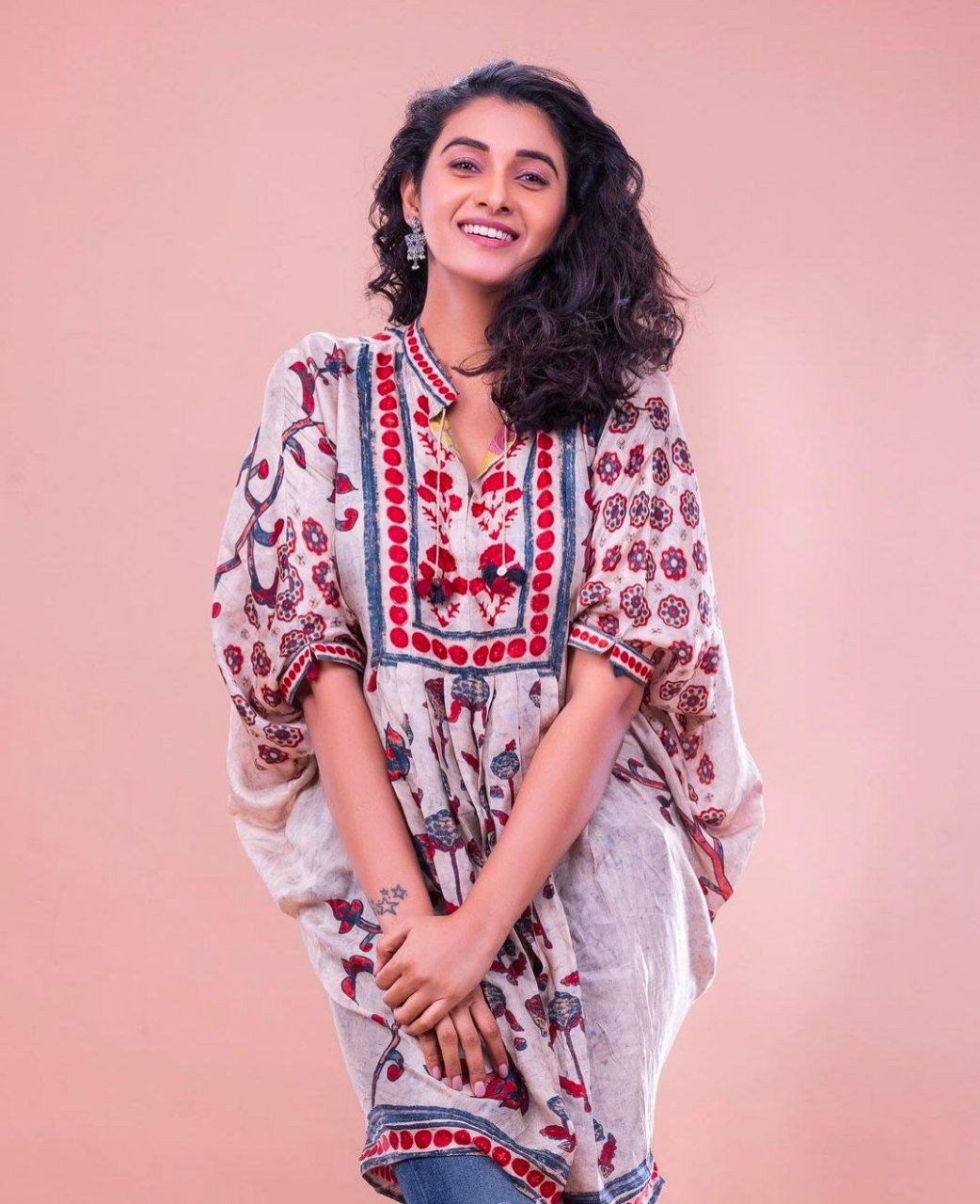 Meenakshi Chaudhary Vs Priya Bhavani Shankar 3 hello telugu heroine gallery priya bhavani shankar 20240911 2