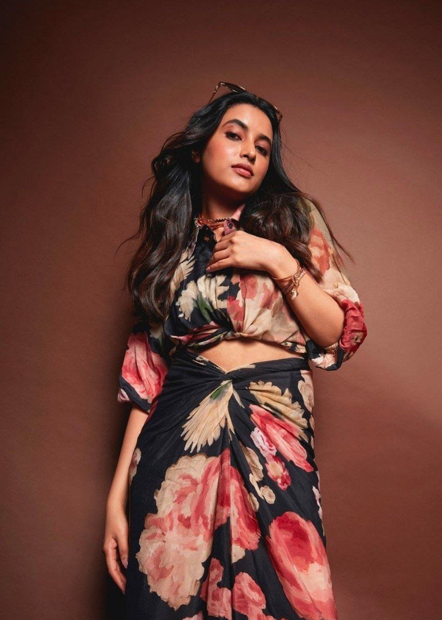 Amyra Dastur Vs Priyanka Mohan 3 hello telugu heroine gallery priyanka mohan 20240922 2