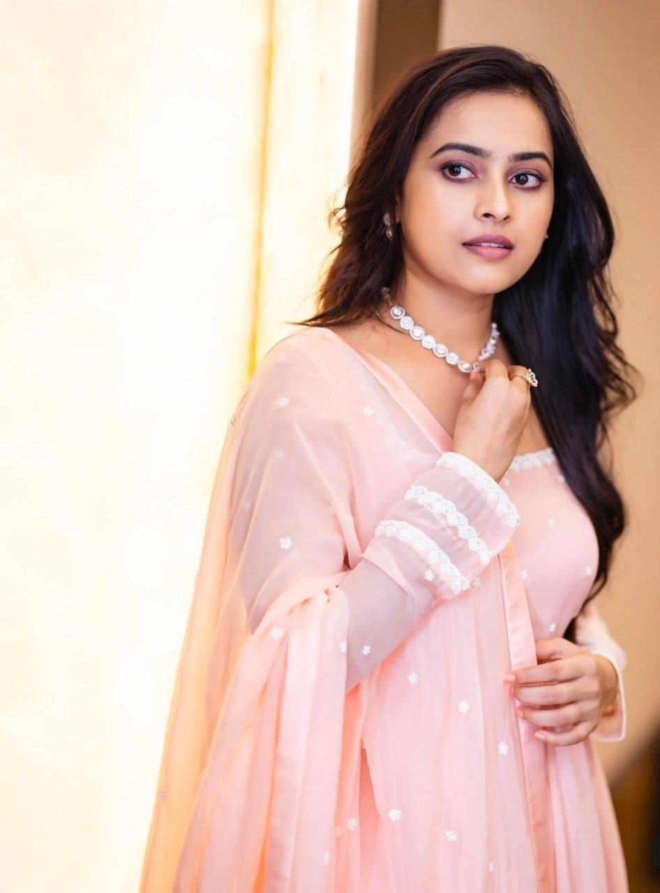 Hebah Patel Vs Sri Divya 3 hello telugu heroine gallery sri divya 20240928 2