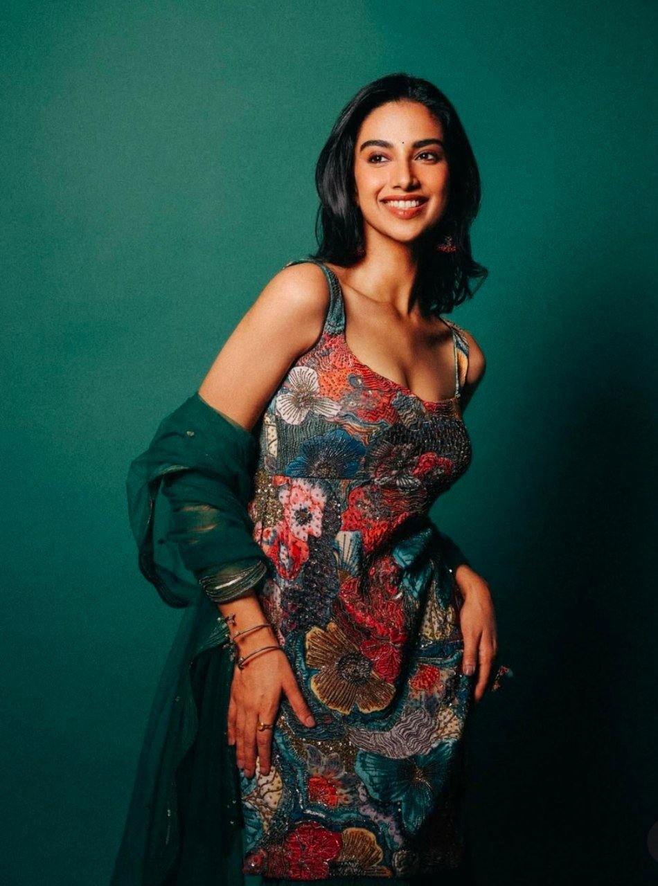 Meenakshi Chaudhary Vs Mamitha Baiju 1 hello telugu heroine gallery meenakshi chaudhary 20241004 1