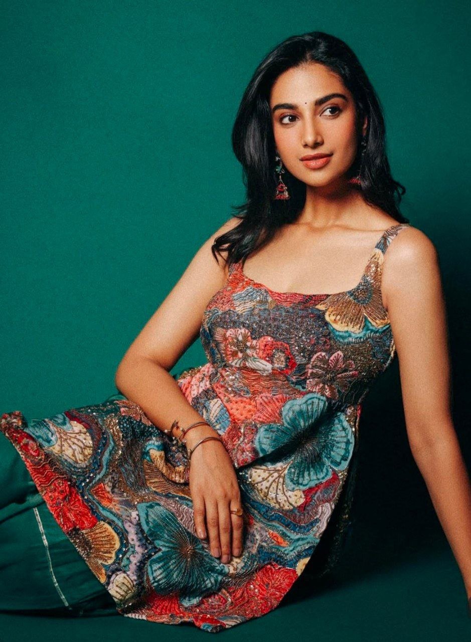 Meenakshi Chaudhary Vs Mamitha Baiju 2 hello telugu heroine gallery meenakshi chaudhary 20241004 3