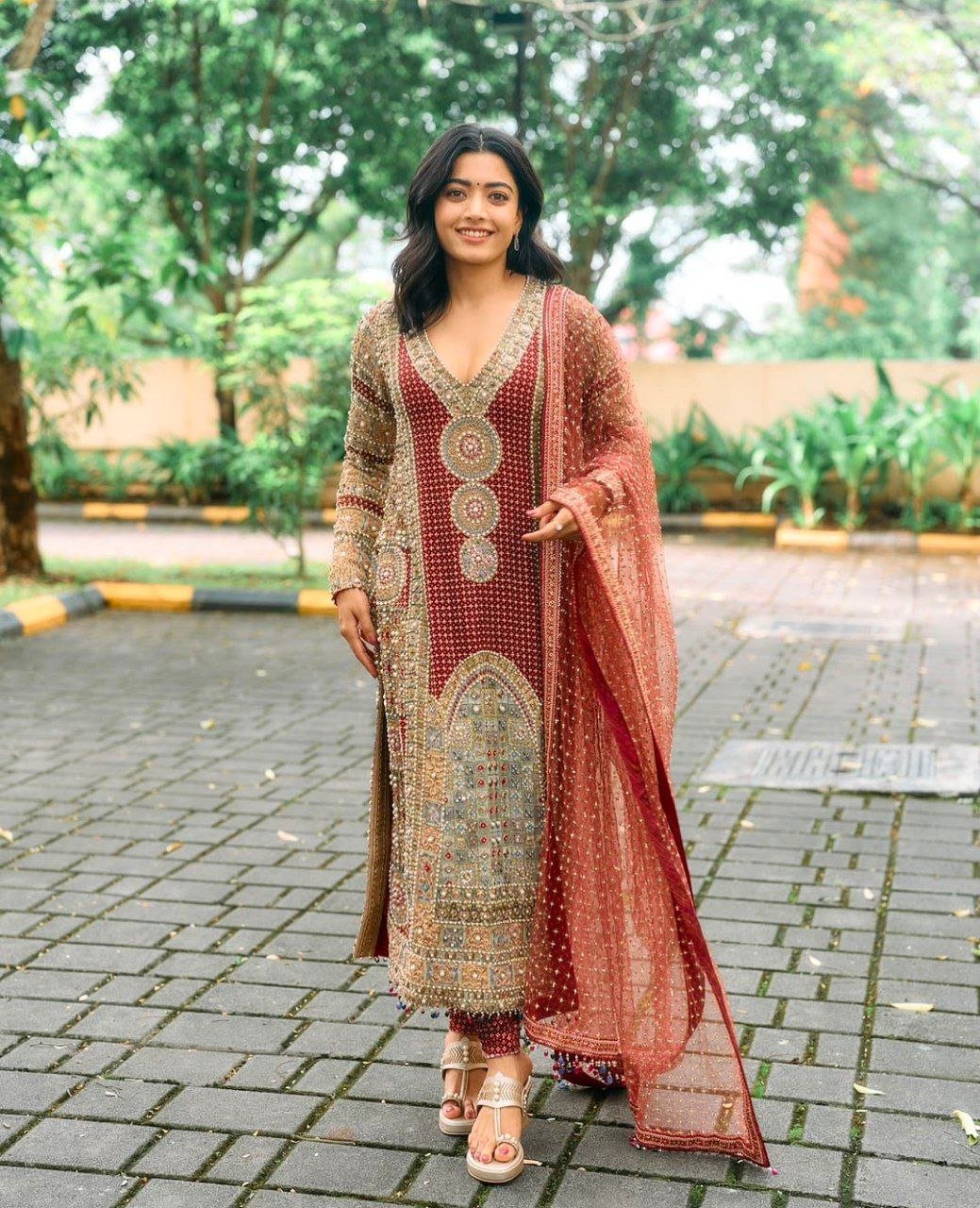 Meenakshi Chaudhary Vs Rashmika Mandanna 3 hello telugu heroine gallery rashmika mandanna 20241009 2