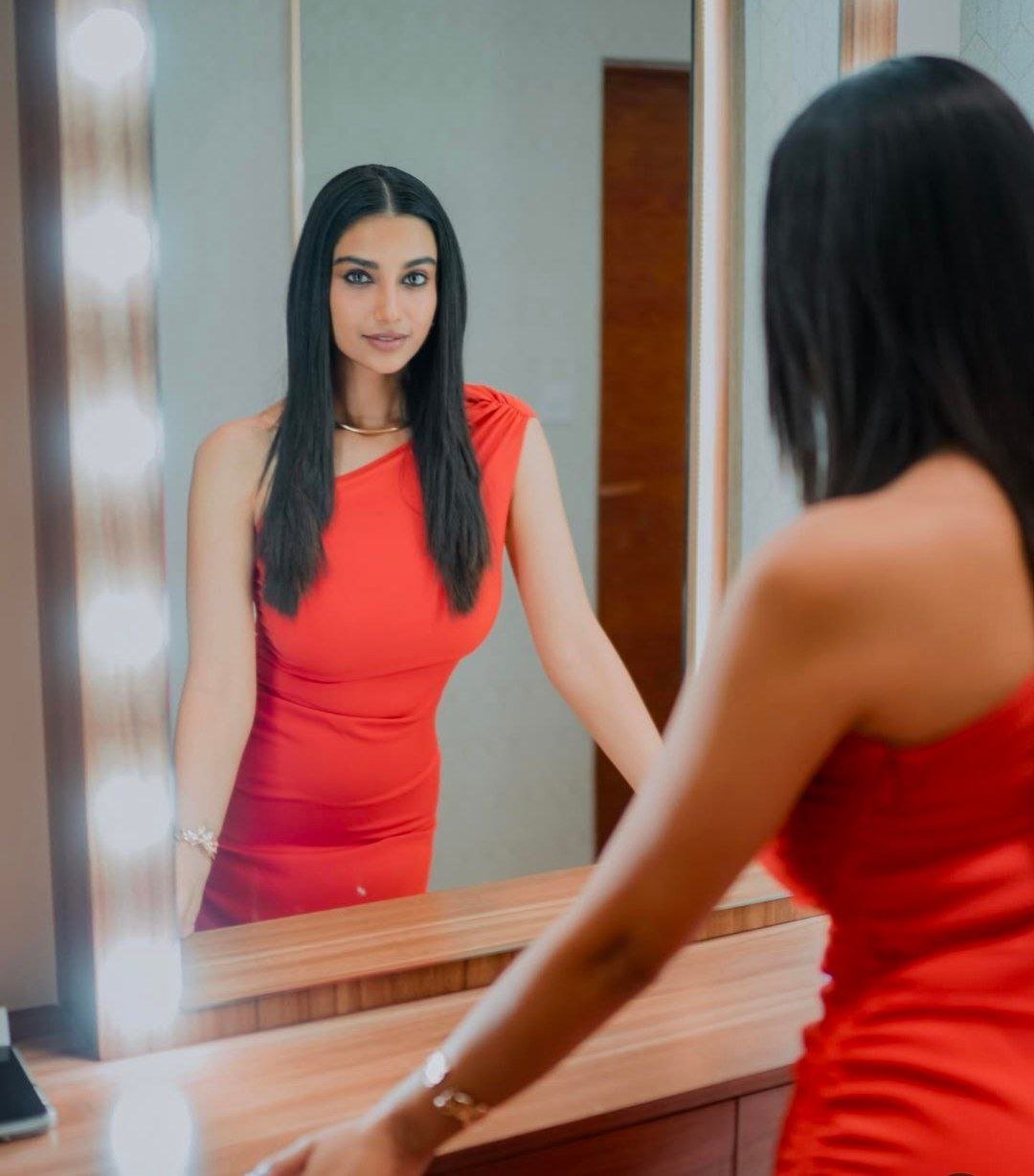 hello telugu heroine gallery meenakshi chaudhary 20241027 2