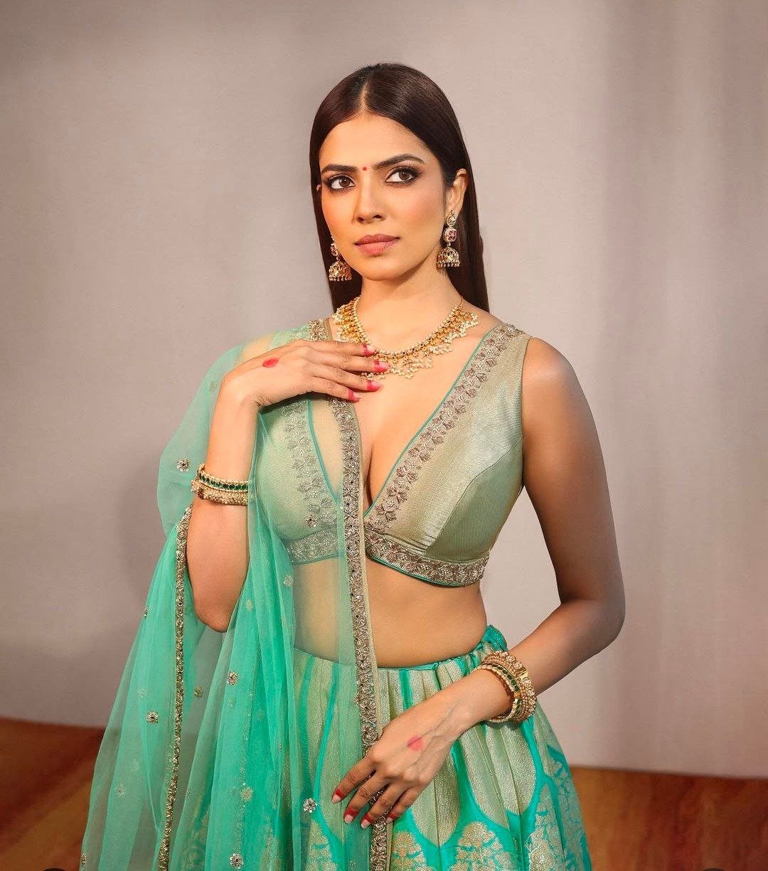 Malavika Mohanan Vs Shalini Pandey 1 hello telugu heroine gallery malavika mohanan 20241102 1