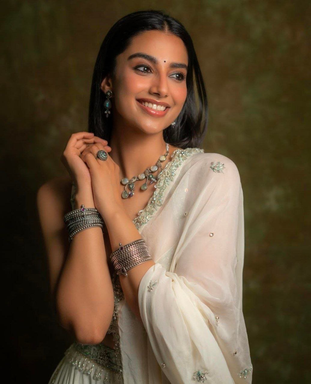 Meenakshi Chaudhary vs Eesha Rebba 2 hello telugu heroine gallery meenakshi chaudhary 20241103 3