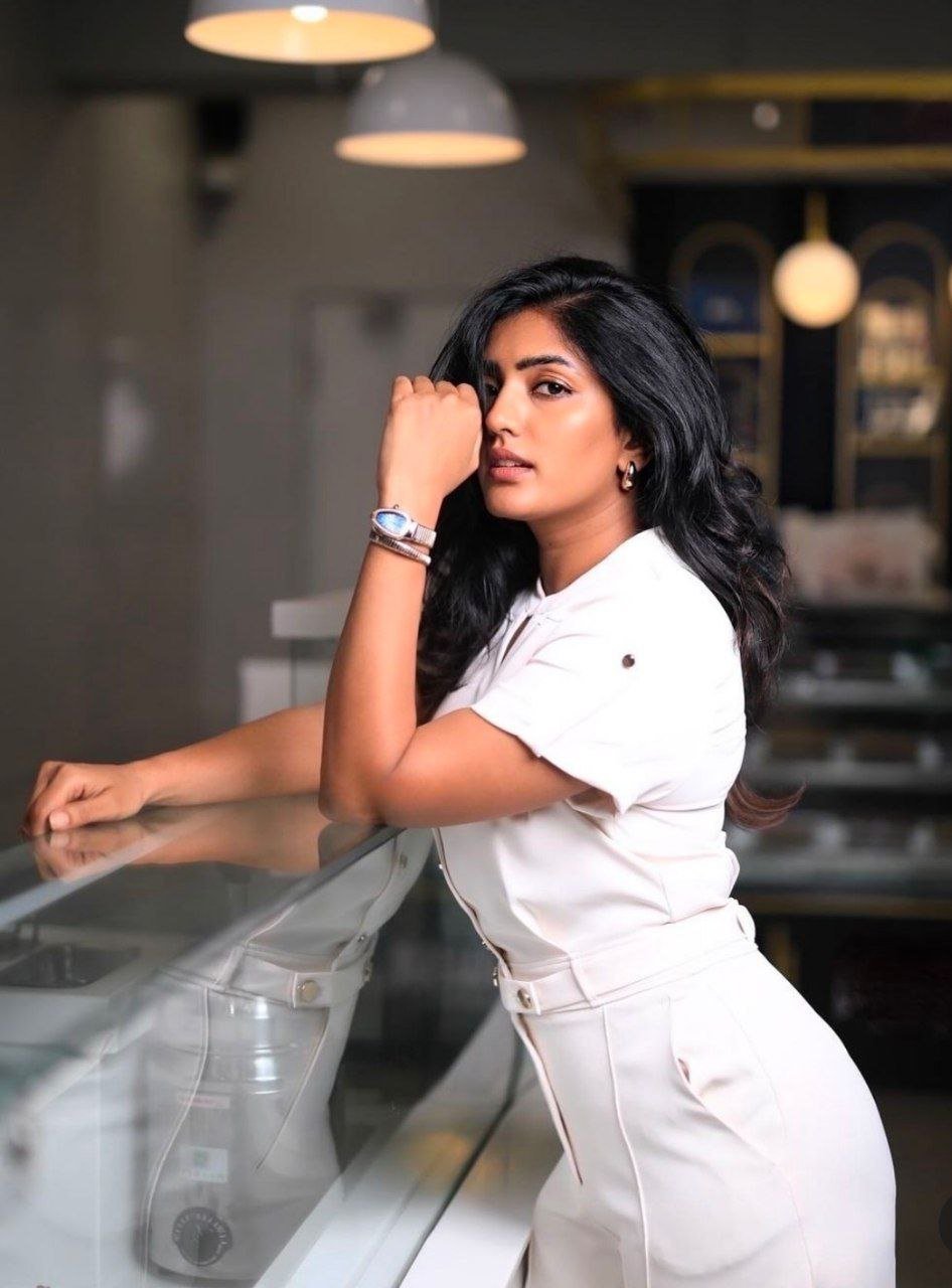 Meenakshi Chaudhary Vs Eesha Rebba 3 hello telugu heroine gallery eesha rebba 20241122 2