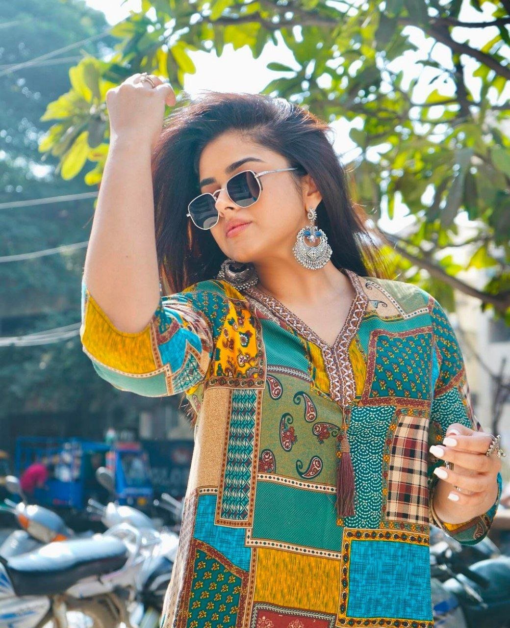 Siddhi Idnani Vs Malavika Sharma 2 hello telugu heroine gallery siddhi idnani 20241203 3