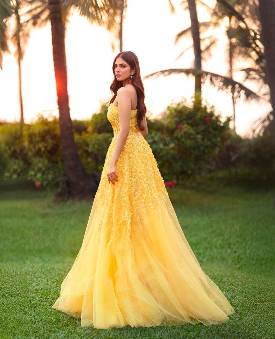 Malavika Mohanan Vs Amyra Dastur 2 hello telugu heroine gallery malavika mohanan 20250111 3