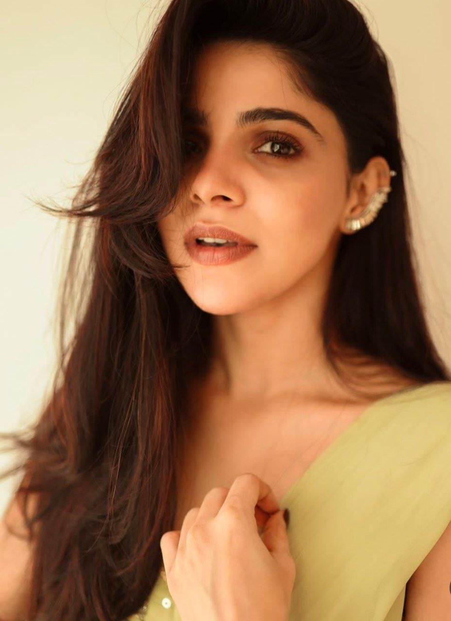 Samyuktha Menon Vs Divya Bharathi 3 hello telugu heroine gallery divya bharathi 20250314 2