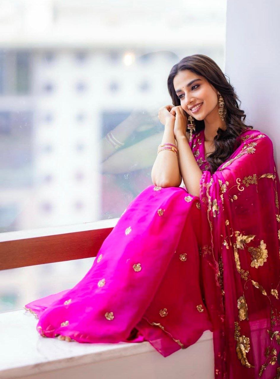 Pooja Hegde Vs Meenakshi Chaudhary Stunning Looks 3 hello telugu heroine gallery meenakshi chaudhary 20250315 2