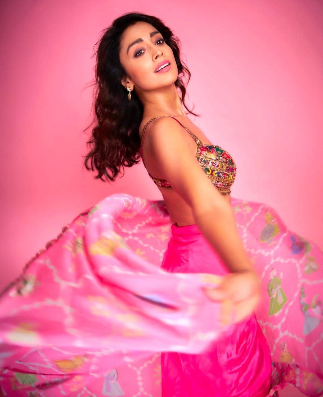 Stunning Nikita Dutta Vs Shriya Saran 3 hello telugu heroine gallery shriya saran 20250320 2