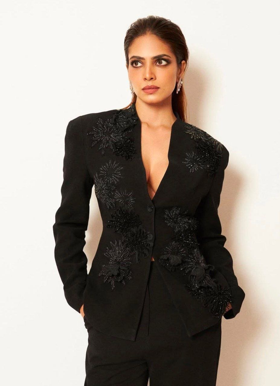 Malavika Mohanan Vs Sandeepa Dhar with Stunning Looks 2 hello telugu heroine gallery malavika mohanan 20250402 3