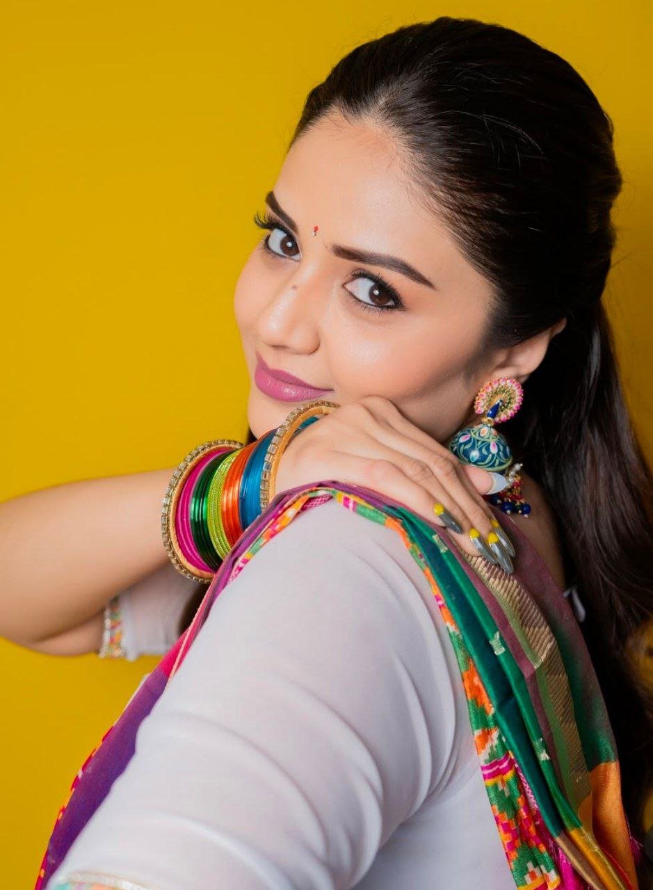 Beauty Rukmini Vasanth Vs Sreemukhi 3 hello telugu heroine gallery sreemukhi 20250411 2