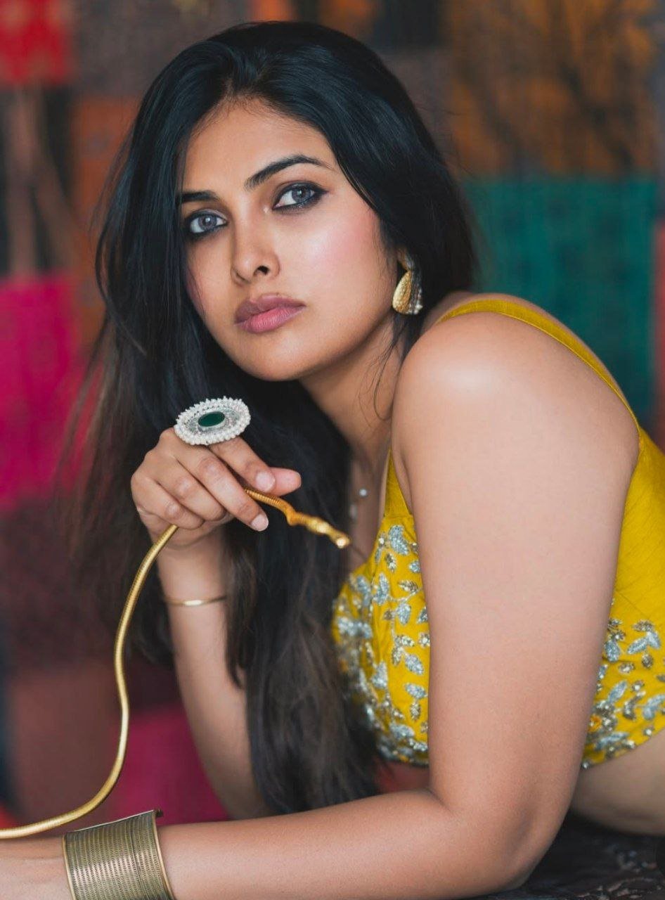 Beauty Nidhhi Agerwal Vs Divi Vadthya 3 hello telugu heroine gallery divi vadthya 20250424 2