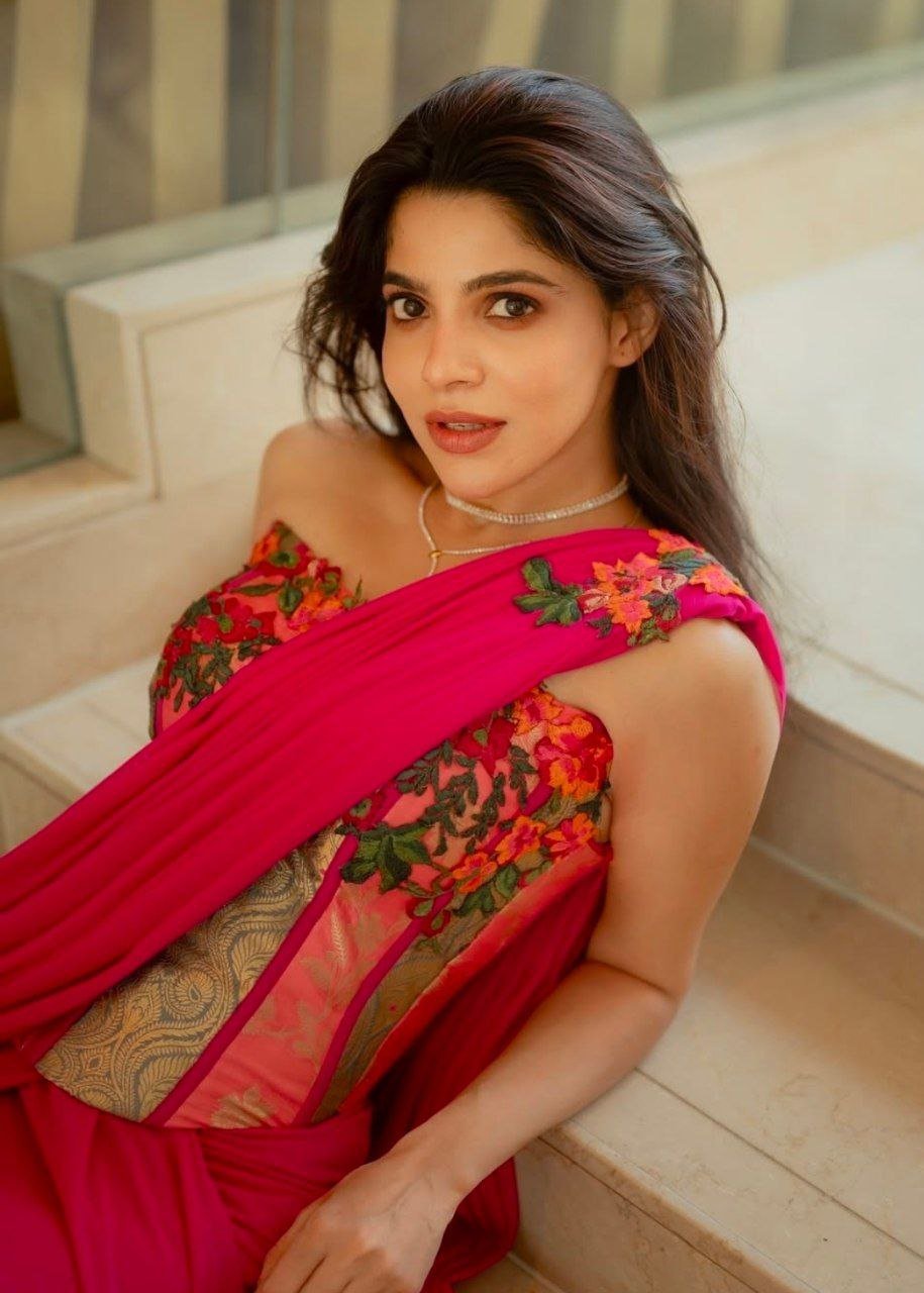 Beauty Sree Leela Vs Divya Bharathi 3 hello telugu heroine gallery divya bharathi 20250506 2