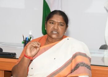 Hello Telugu - Minister Seethakka Fired on KTR