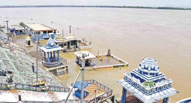 Hello Telugu - Godavari Floods - Danger Warning