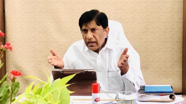 Hello Telugu - Ex MP Vinod Fired on Minister Uttam