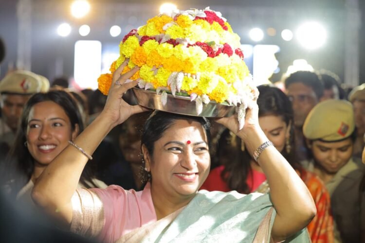 Hello Telugu - Delhi CM in Bathukamma Interesting
