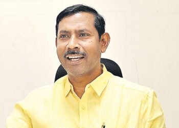 Hello Telugu - Palla Srinivasa Rao Fired on YS Jagan