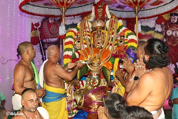 hellotelugu-GarudaSeva