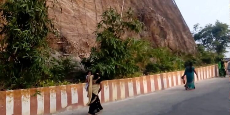 hellotelugu-IndrakeeladriGhatRooad