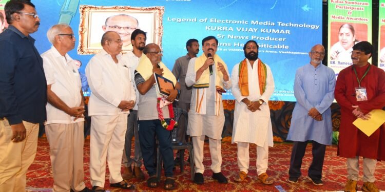 hellotelugu-ViizagMediaAwards