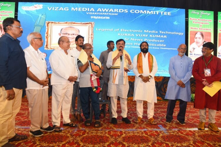 hellotelugu-ViizagMediaAwards