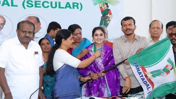 hellotelugu-KaannadaBigBossJahnavi